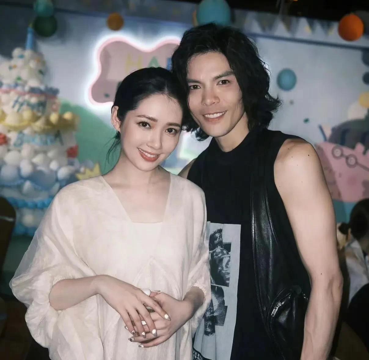 现在终于知道为什么向佐要来直播带货了原来一切都是有迹可循的怪不得郭碧婷在节目