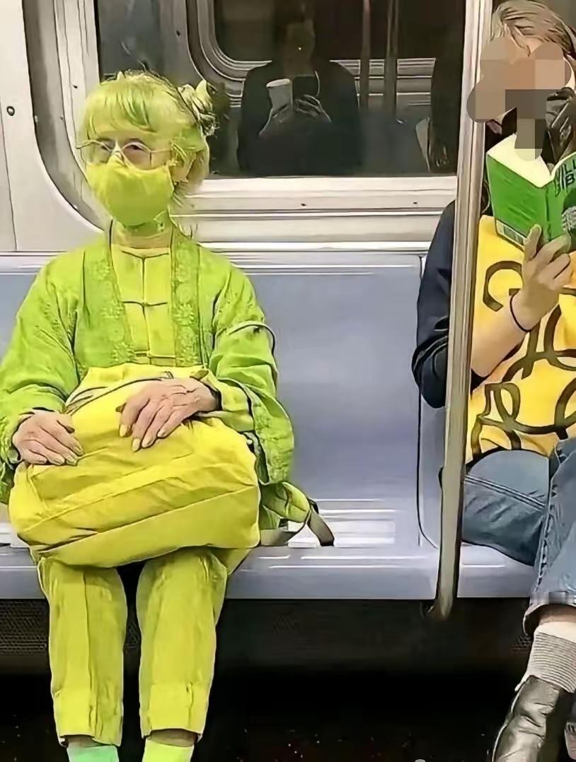老太太不知道是一种什么打扮，别说这个色还叫不上来名，绿不绿，黄不黄，连头发都染成