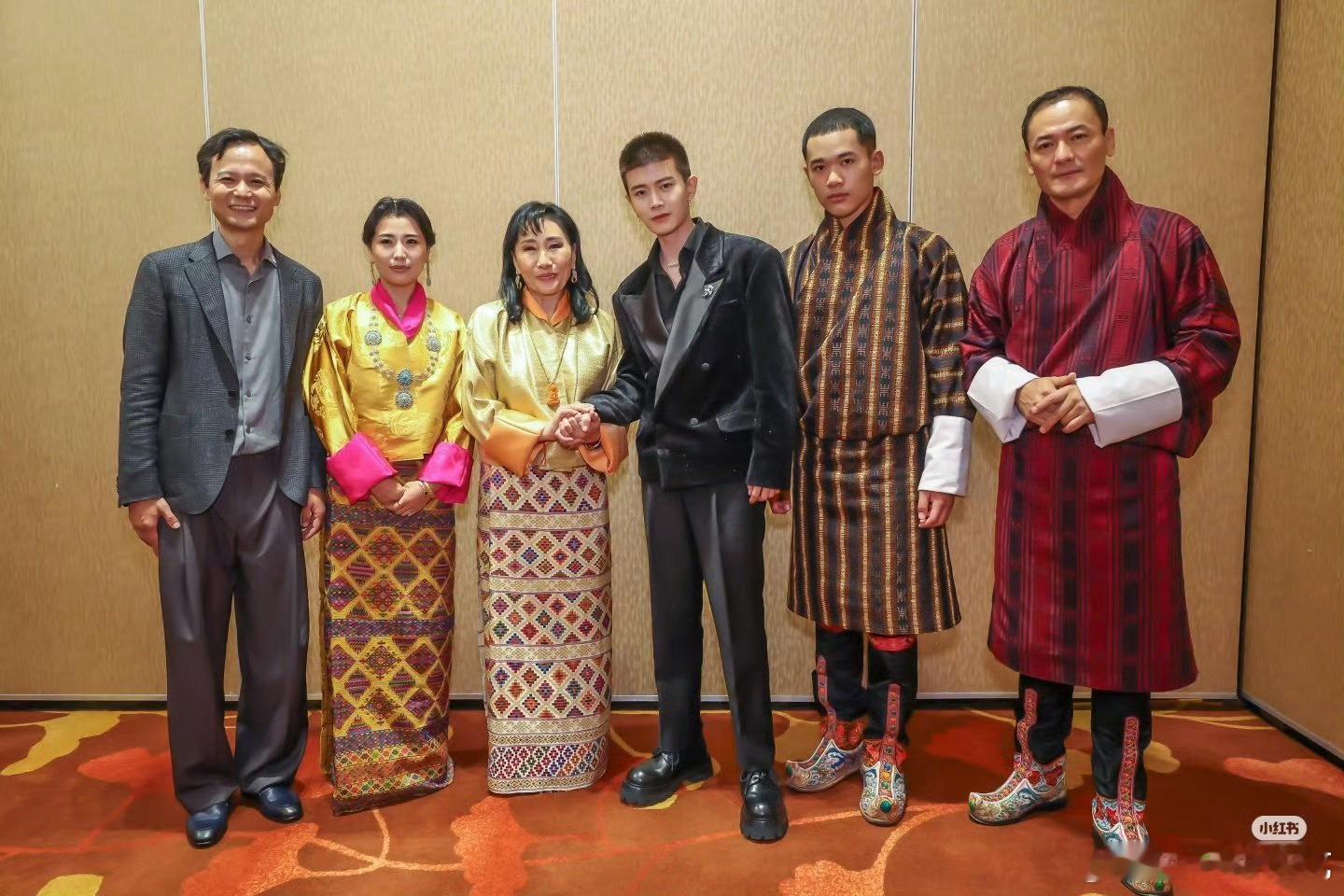 任嘉伦与不丹皇室合影！任嘉伦与新加坡星岛善萌创始人郑总，不丹公主，不丹皇太后，皇