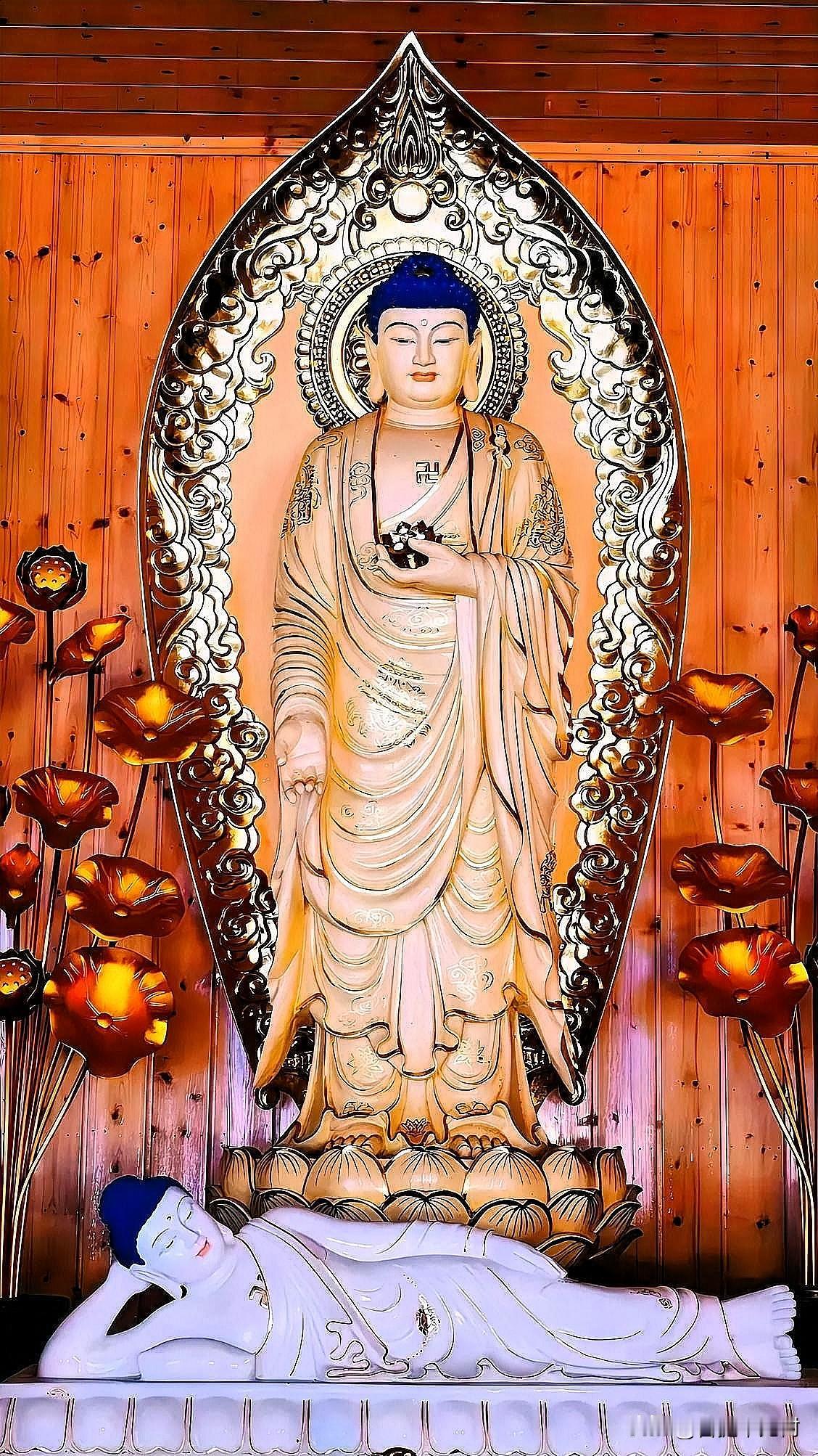 一尊立佛，一尊卧佛，藏着我们一生的两种修行走进寺院，你是否也见过这样的景象