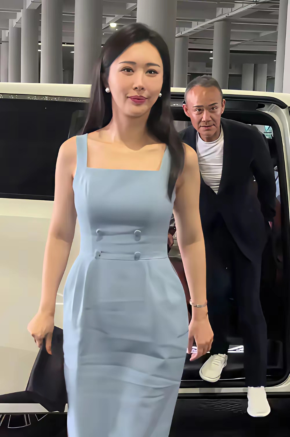 田朴珺王石田朴珺把王石太太四个字从名片上撕了。44岁，她攒了十年饭局，把张朝阳