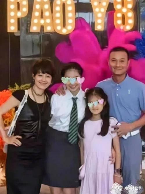 4月4日清明假期首日，马伊琍与文章的17岁大女儿文君竹晒出和父亲的聚餐合照，配文