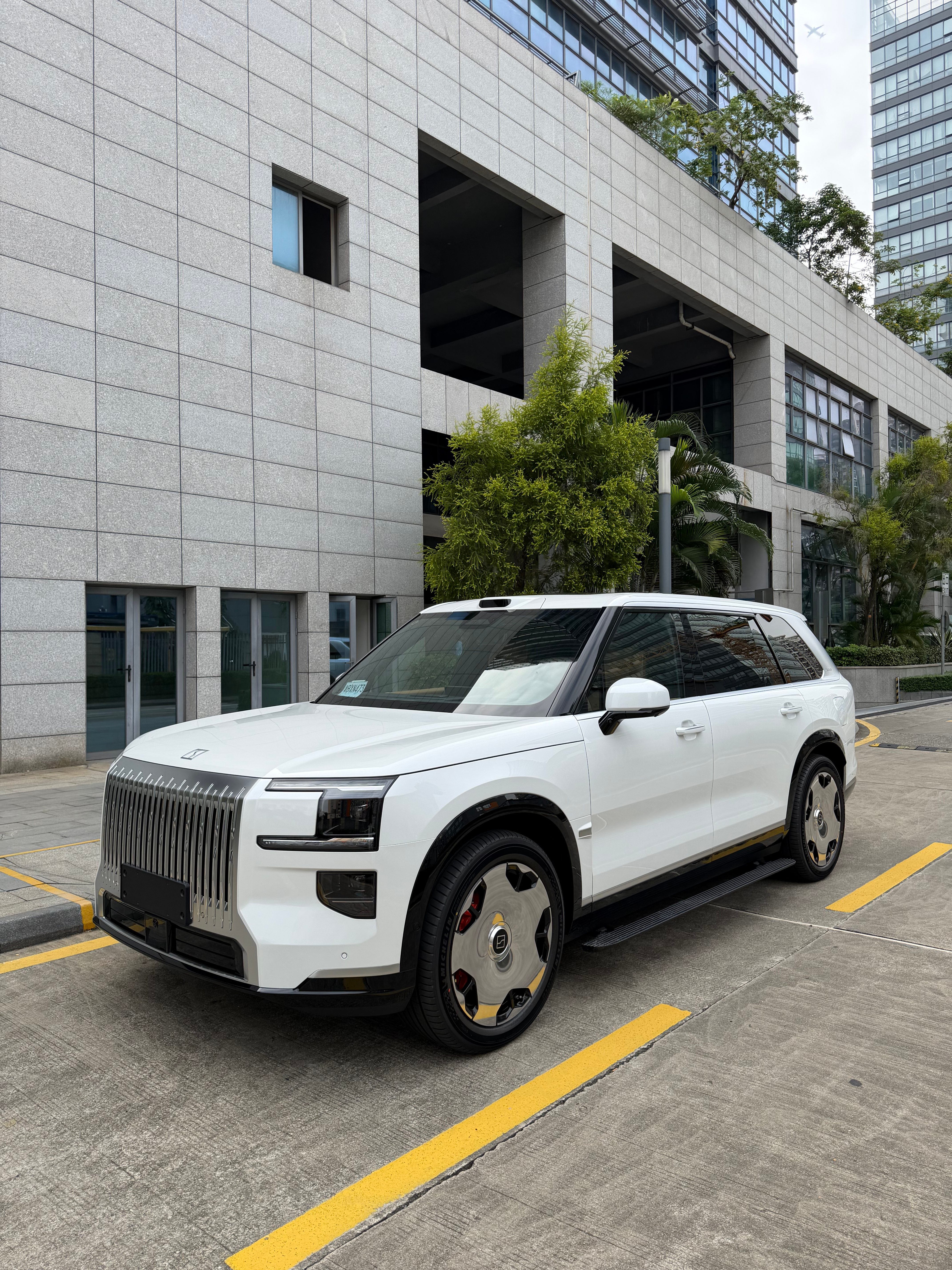 看到个有趣的数据：极氪9X，11月成了50万以上最卖座的大型SUV。关键不是数字