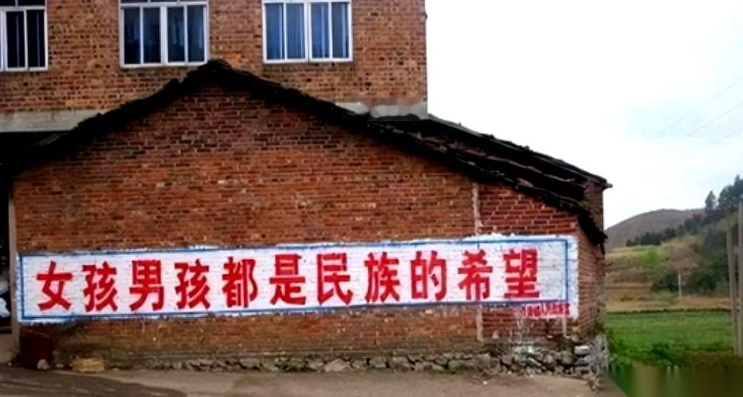 幼儿园门口，最稀奇的风景，居然是年轻妈妈亲自来接孩子。大部分，都是爷爷奶奶外公