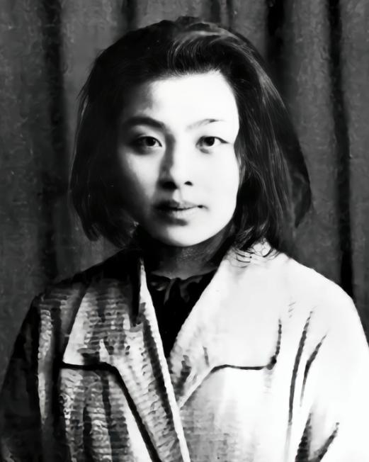 1937年，33岁的女作家丁玲爱上了20岁的男下属陈明，陈明嫌她太老，情急之下娶