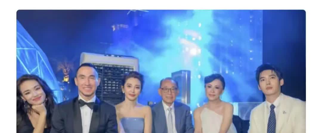 舒淇真的是太自信了，出席何猷龙公司的活动，竟然坐在人家老板的身后。按理说舒淇已经