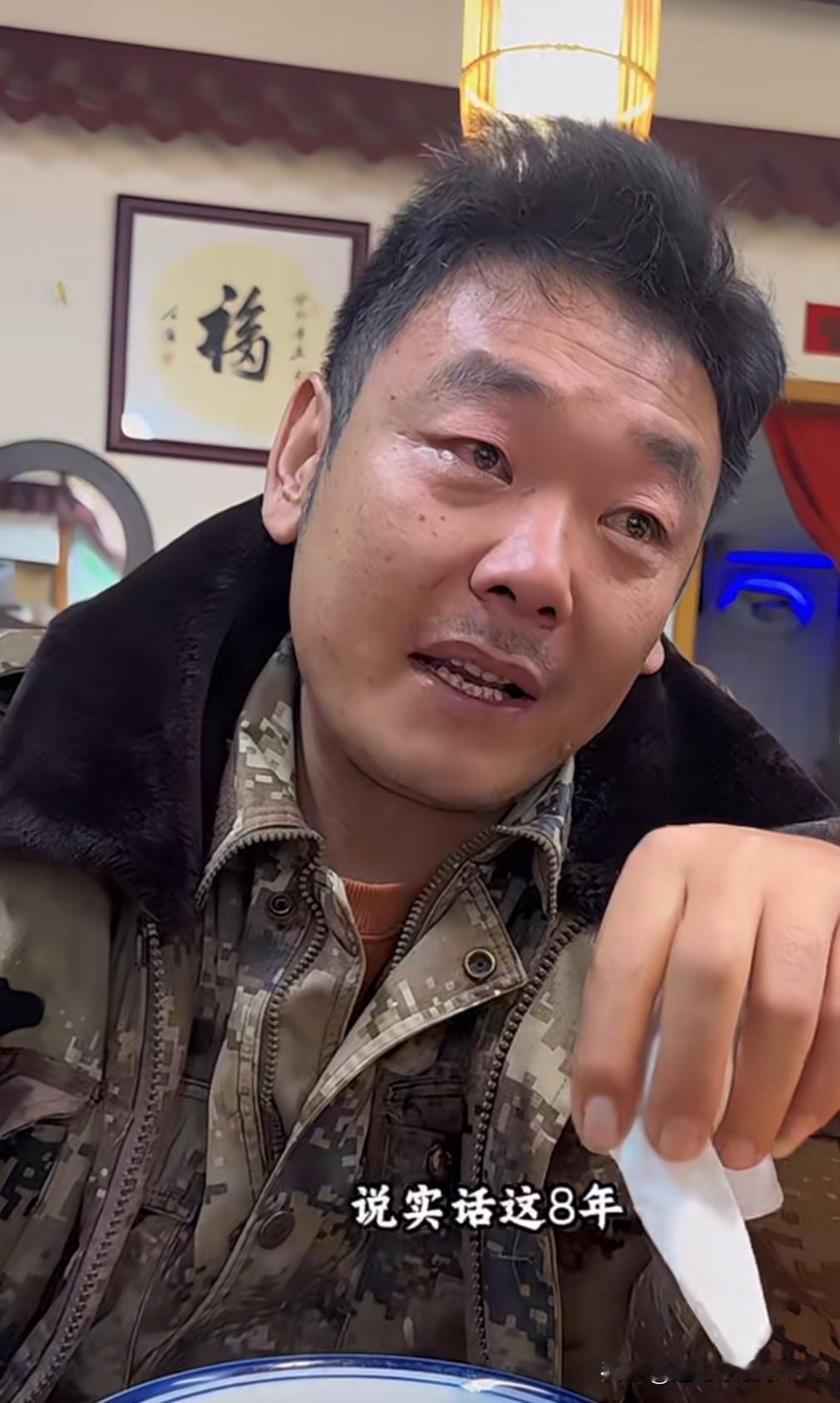 这位父亲是80后，也才39岁，但是你看他眼睛里是没有光的，像一潭死水，看不到希望