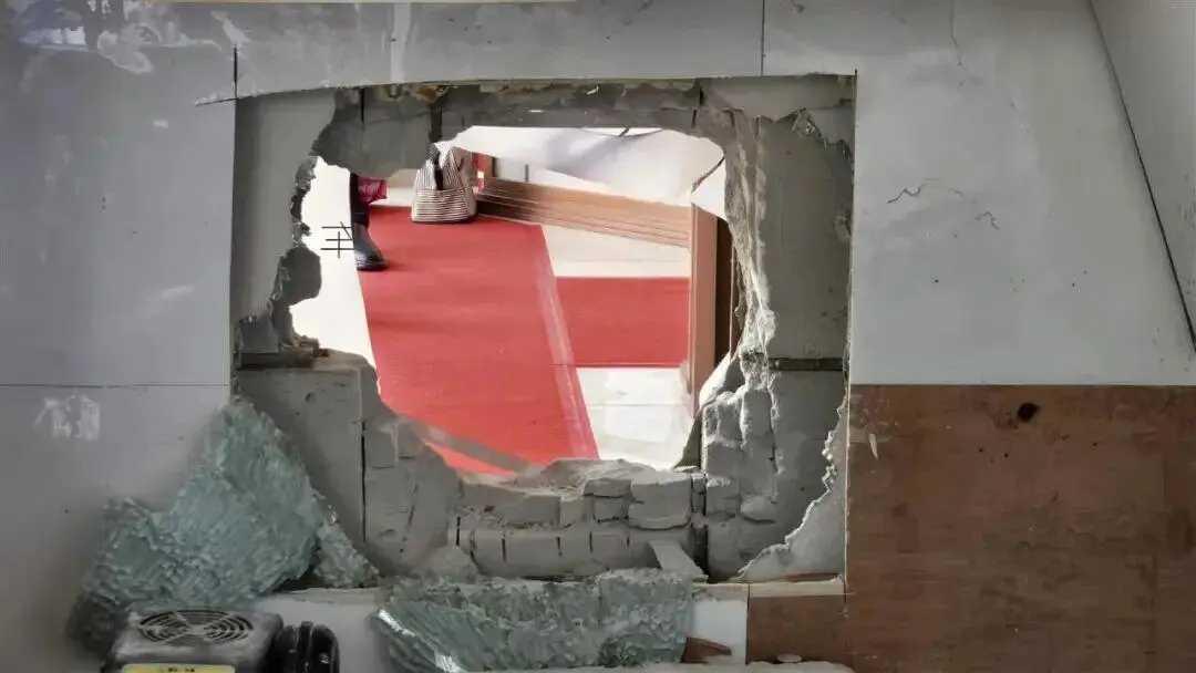 胆大包天！武汉男子欠百万赌债凿墙盗170万黄金，藏祖坟墓碑后仍被抓12月2