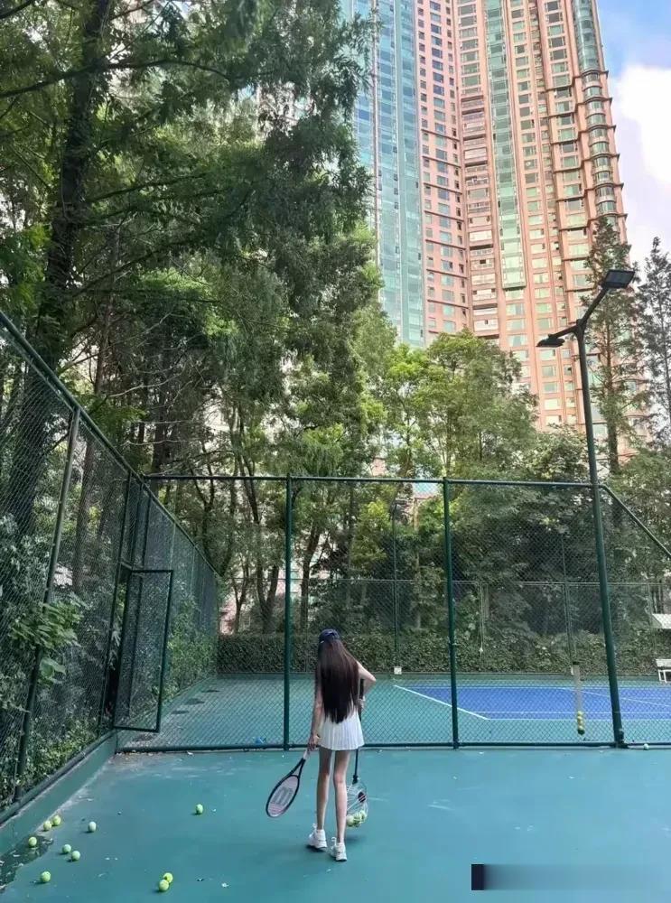 叶珂晒自己和鲜肉打网球的视频，这身材比例逆天，腿又细又长，感觉p过头了。叶珂