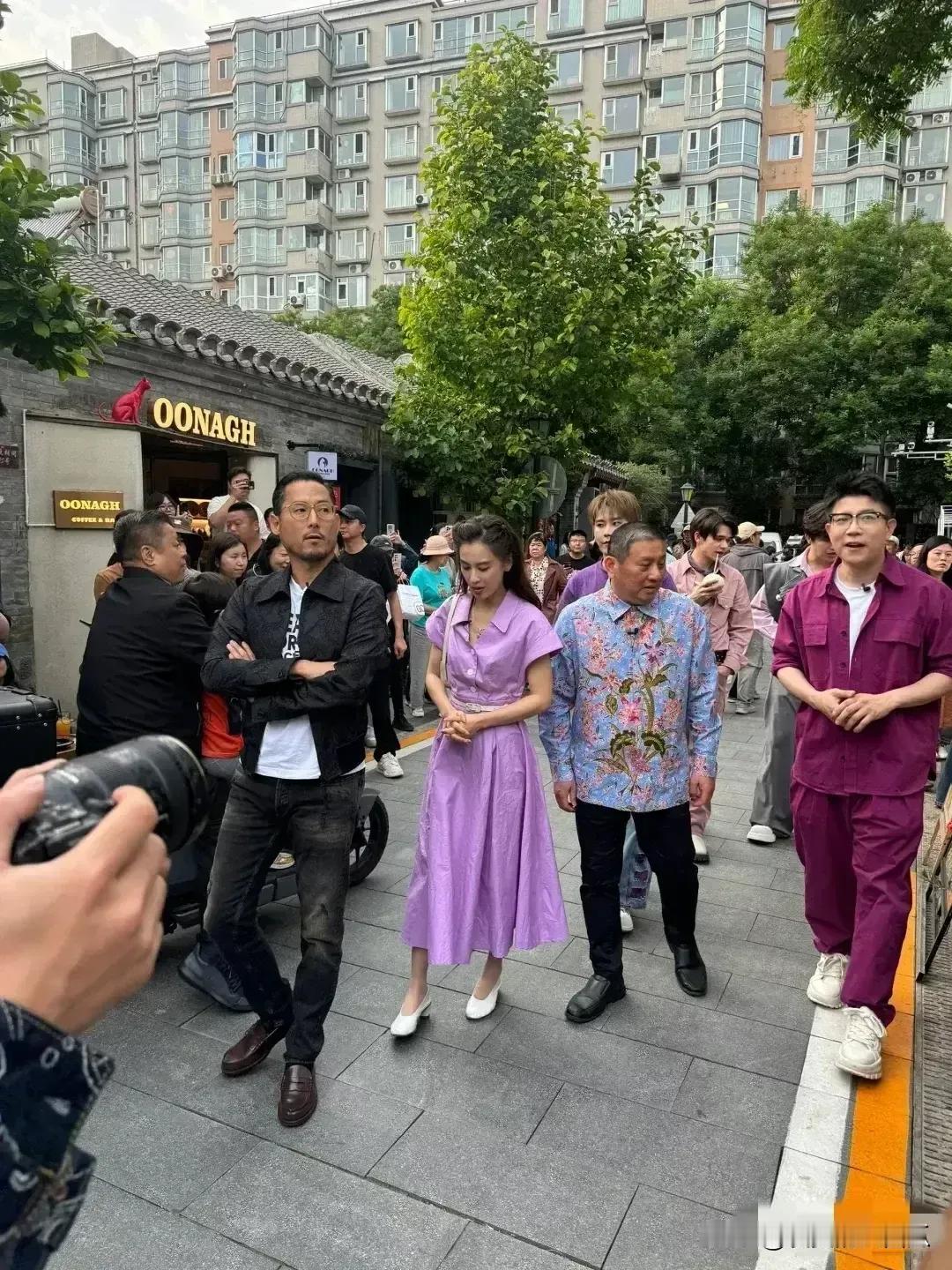 黄圣依是有多爱紫色连衣裙[打脸]2025年妇女节前夕，黄圣依身穿巨型玫瑰花紫