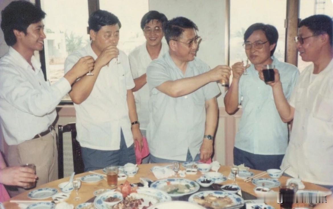 1988年，林业部部长高德占在海南省视察工作期间聚餐的场景，照片中戴苏春（左一）