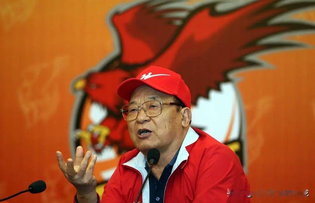 大快人心！这一刀捅在要害上！2026年1月3日，84岁的“中国鞋王”汪海甩出一