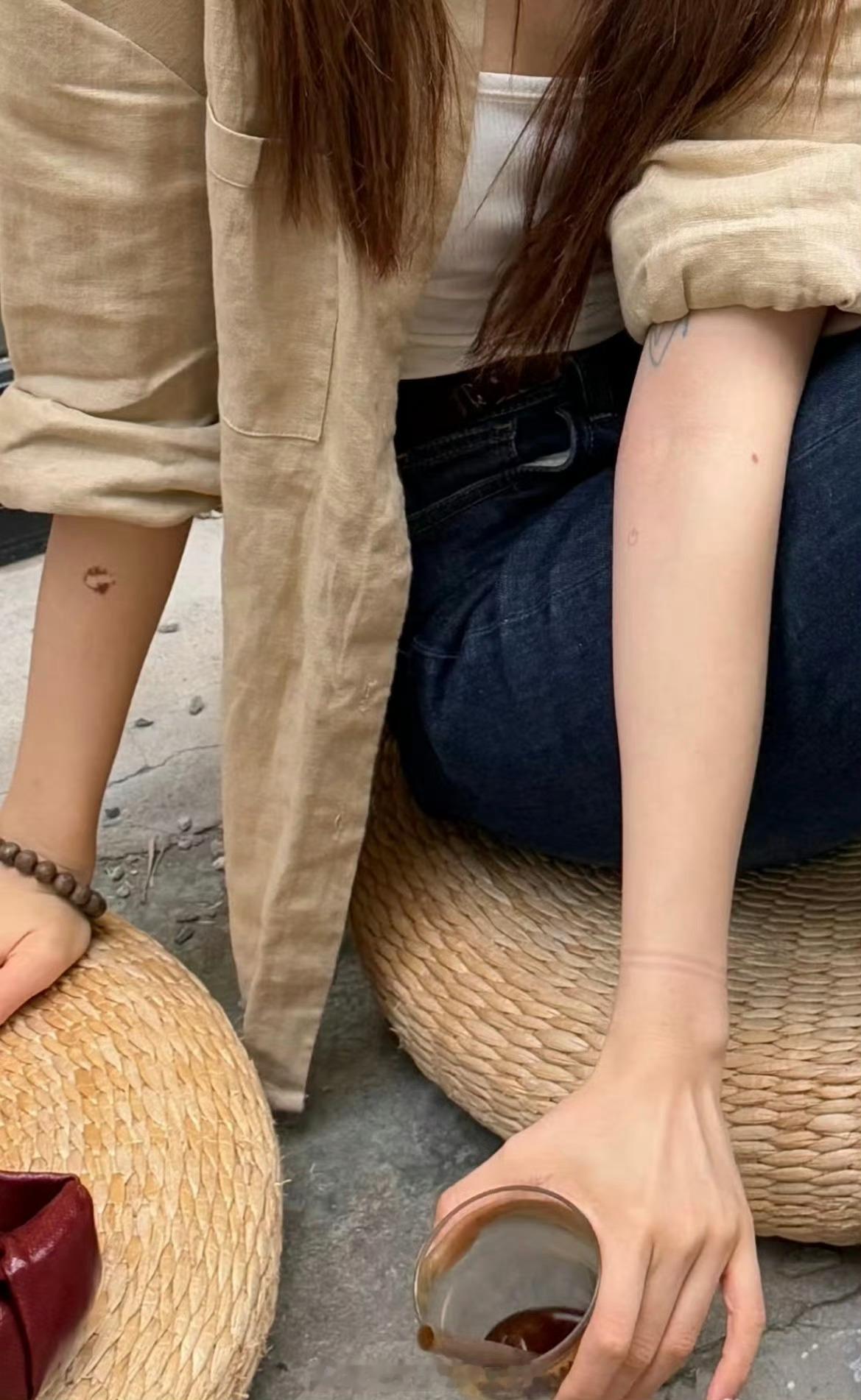 李兰迪纹身李兰迪最新营业照被网友发现有纹身，感觉和她乖乖女形象反差挺大的