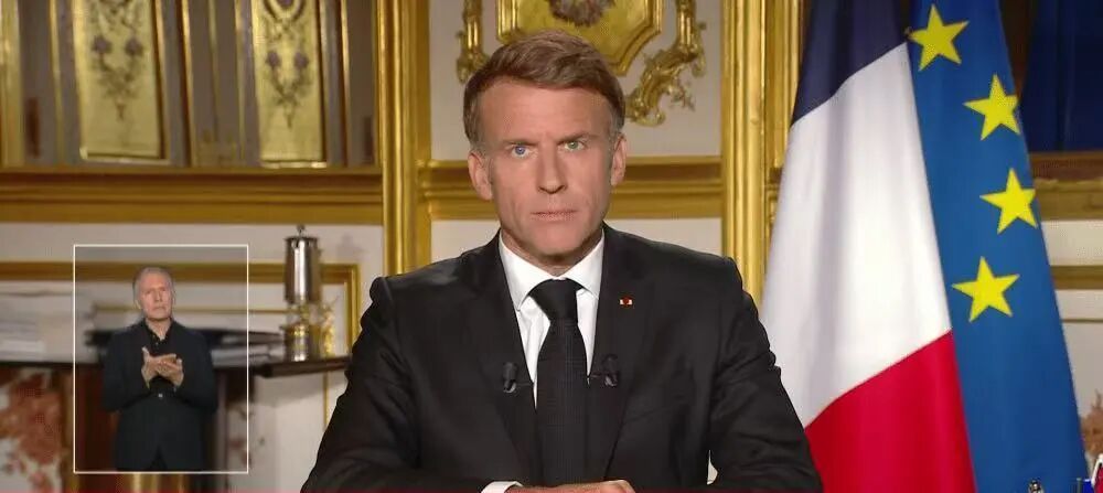 法国总统马克龙发表电视讲话谴责该国多地发生的暴力事件, 此前巴黎及多个城市爆发示威游行, 有2397人被捕
