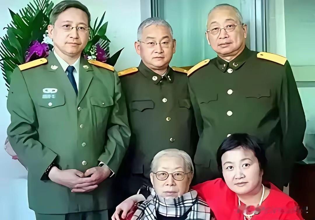 这是陈赓大将夫人傅涯与子女的珍贵合影。傅涯端坐前排，神态安详，目光温润，尽显历