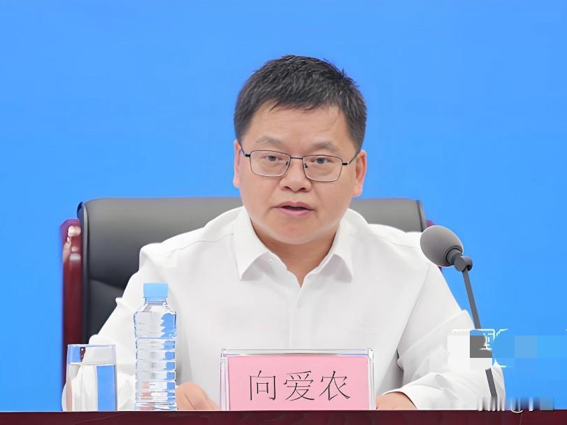 今天江西的向爱农上了热搜他出生在1969年，是名高级工程师他长期在江西水利行