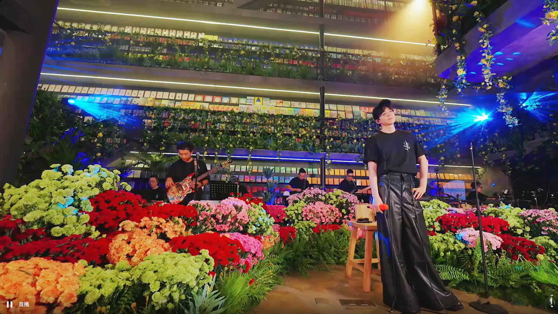 超级康乃馨7.0➕817➕七夕置景策划是《铁证》剧组提供的乐队是二巡演唱会的国内