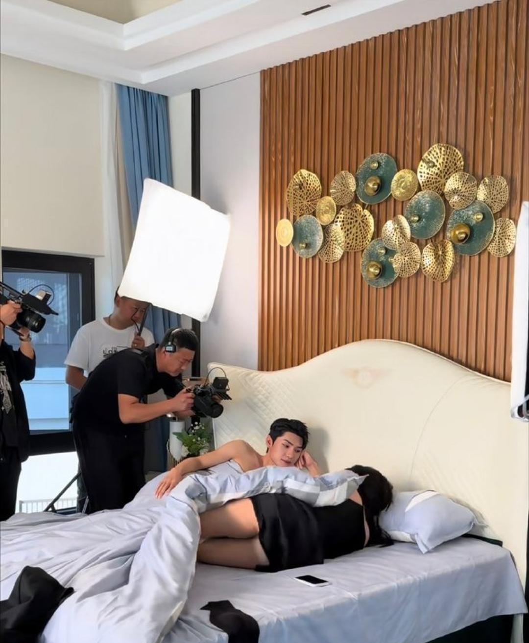 妈呀，演员拍亲密戏时周围那么多摄影师和工作人员盯着，要是突然有生理反应，得多尴尬