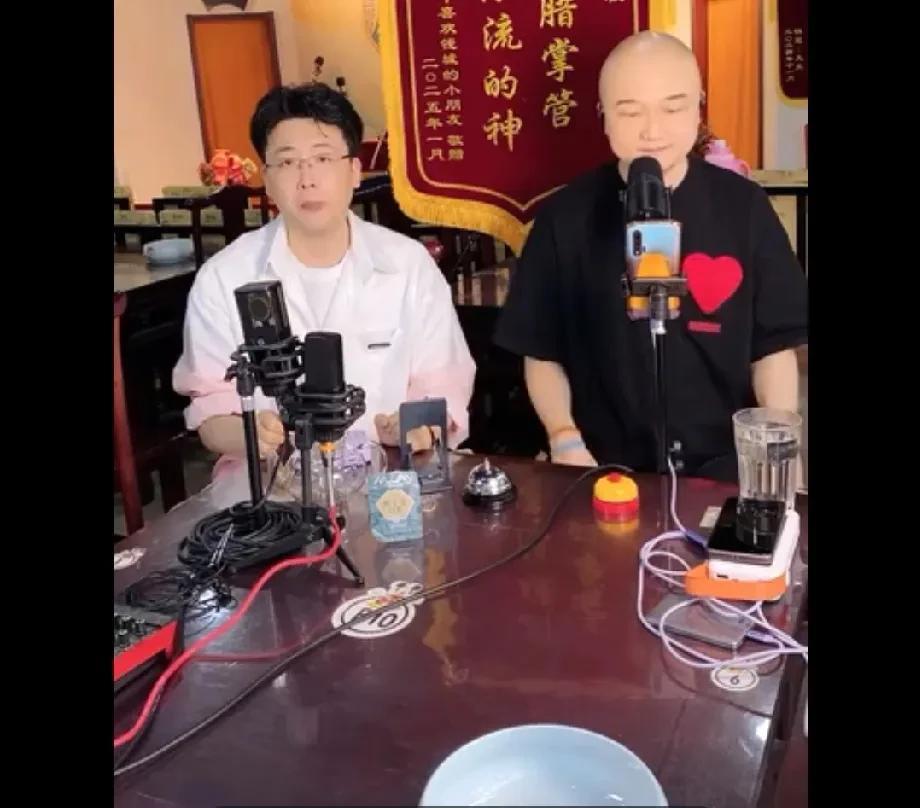 有的人真是嫌热闹不够大，钱隋两人又旧事重提，提到了当年姜昆被人骂的事，甚至烧饼都