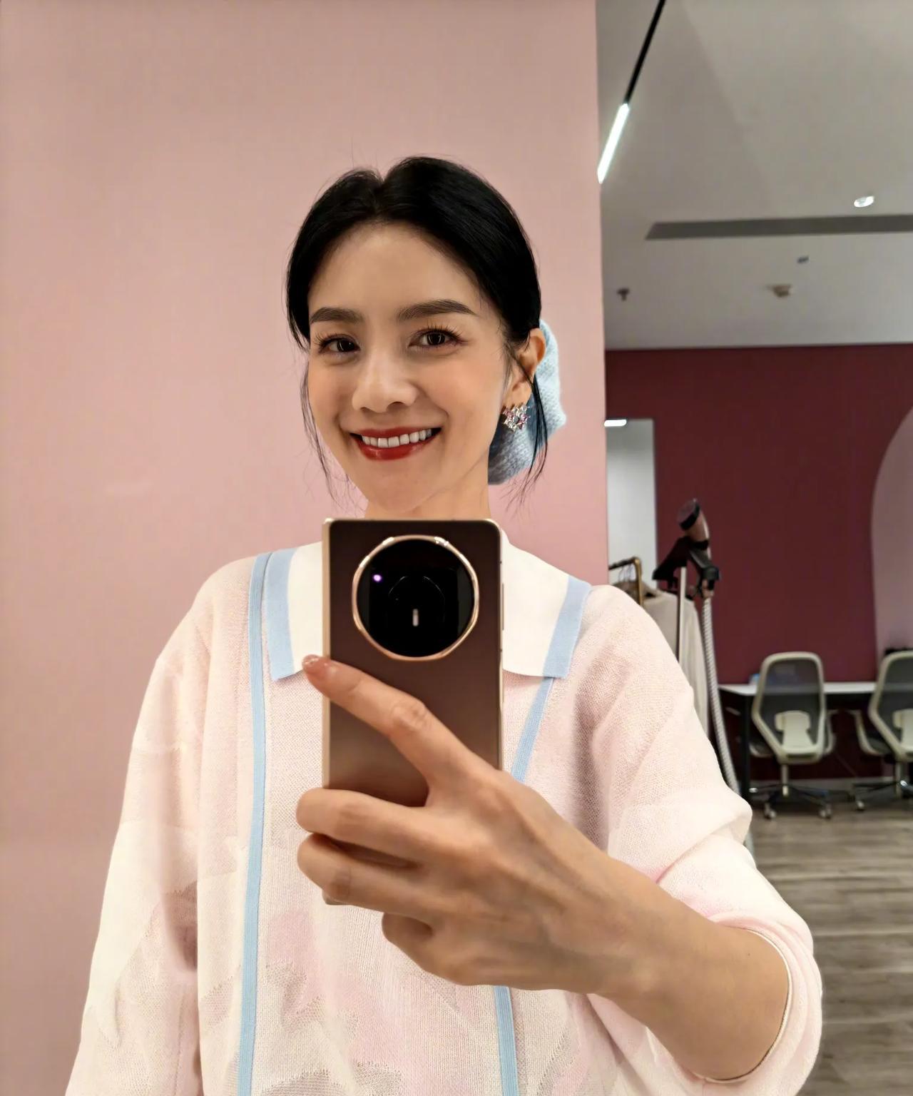 沙溢老婆胡可分享对镜自拍，感觉胡可也瘦了好多啊，身材纤细美出新高度，第一眼差点没