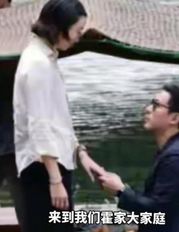 6月21日，霍震霆曝儿子霍启仁已结婚的消息直接冲上热搜第一。6月20日，霍震霆出