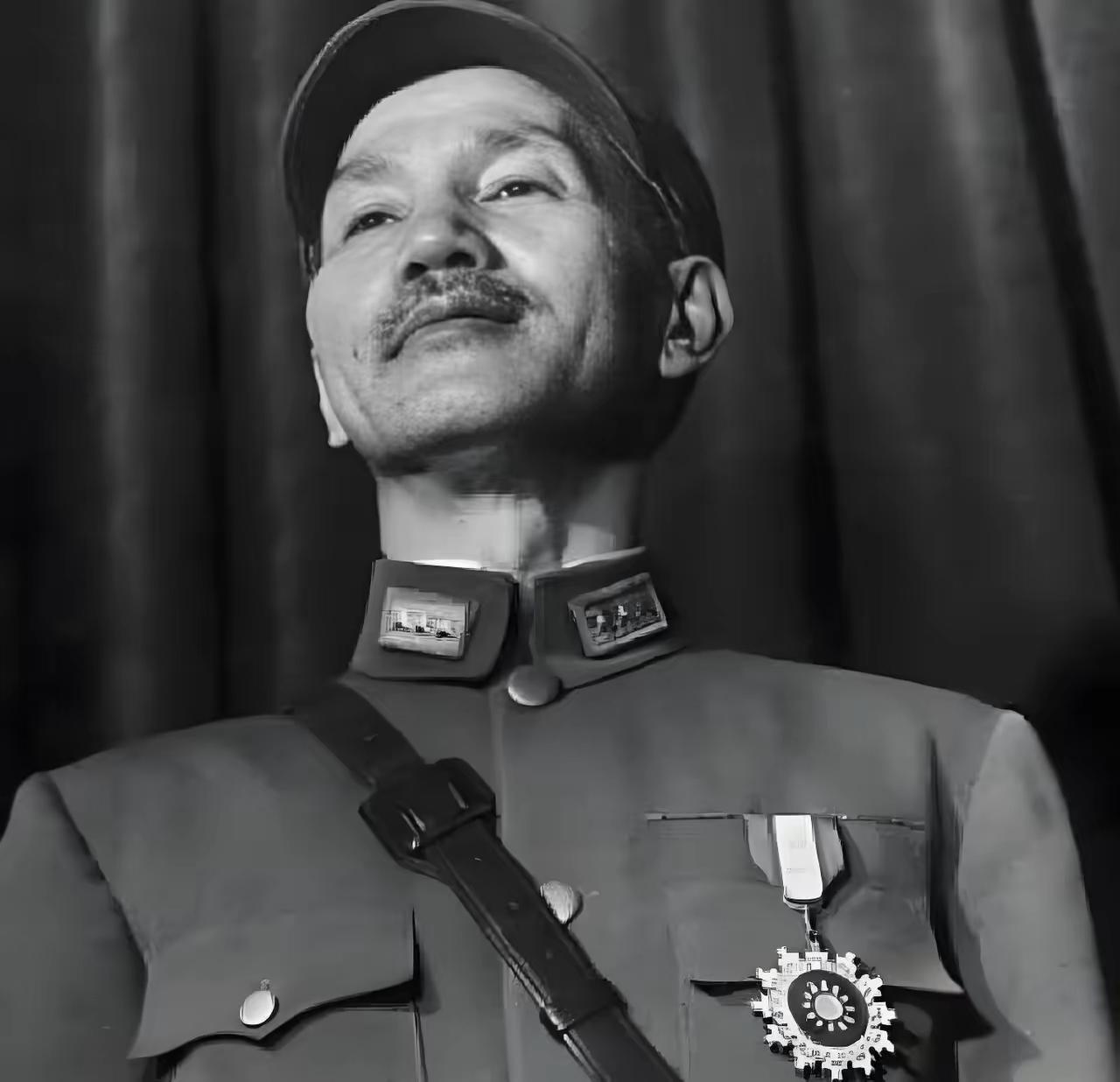 1924年，广州黄埔岛上一所新办的军校开学，台上站着校长，台下坐着学生。可仔细看