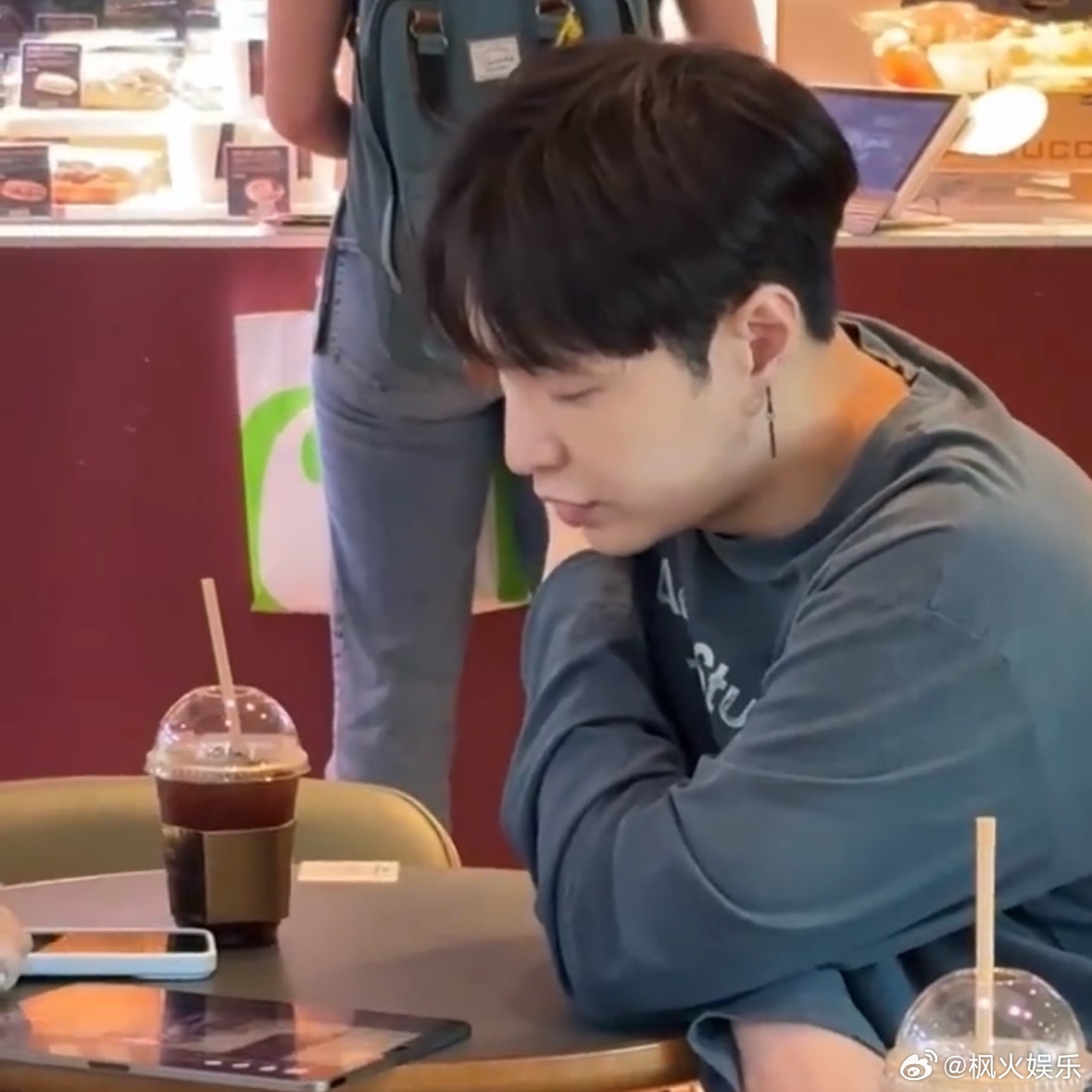 张艺兴在韩国也要变顺产头这不是妥妥男大吗？不说还真没发现是顺产头，张艺兴这一趟