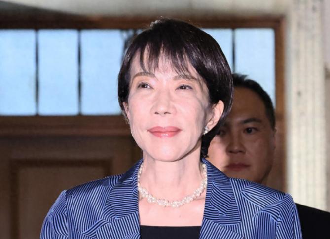 日本政府终究是没能顶住压力。日本首相高市早苗在最新的公开表态中释放了一个极其