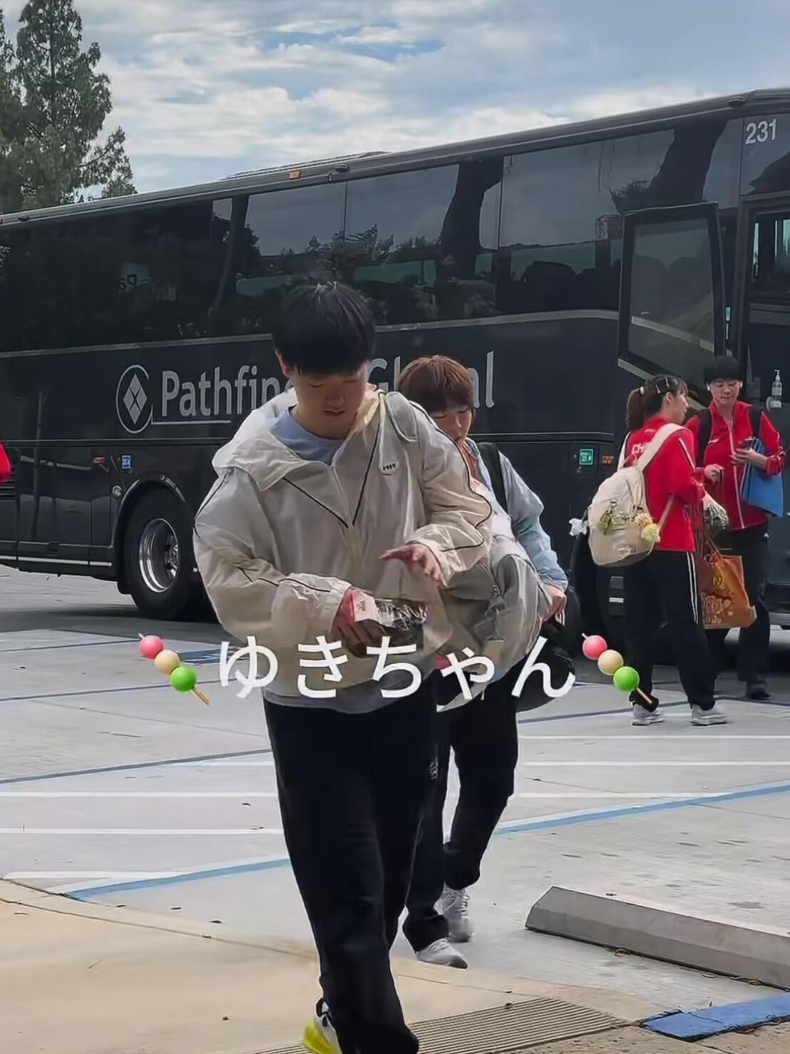 莎莎刚到就适应了，轻轻松松，状态很好，看着就很开心，出国打比赛放轻松，无所畏惧！