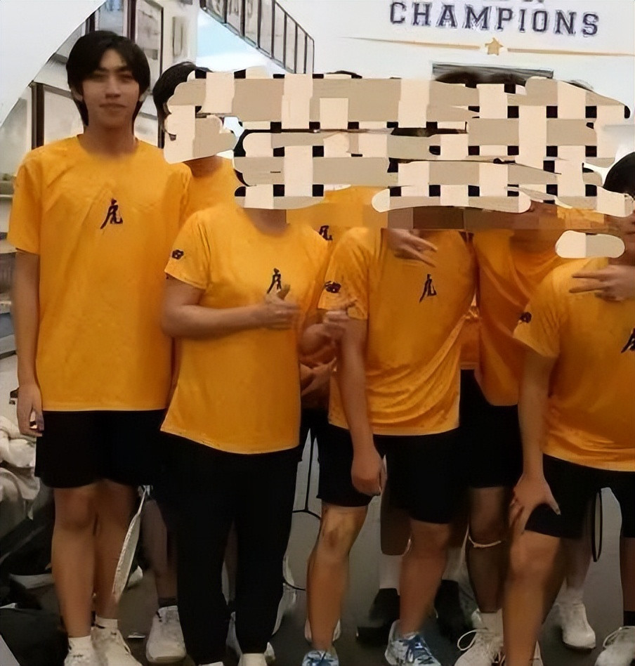 当年的小kimi长这么大了！ 小时候在电视上面看到像他爸爸林志颖得不得了，就