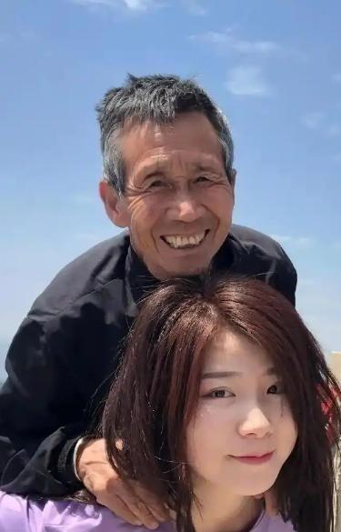 1997年，河南一个50岁光棍，捡回1名女婴。不料，送她读书后，她竟怒问：“穷到