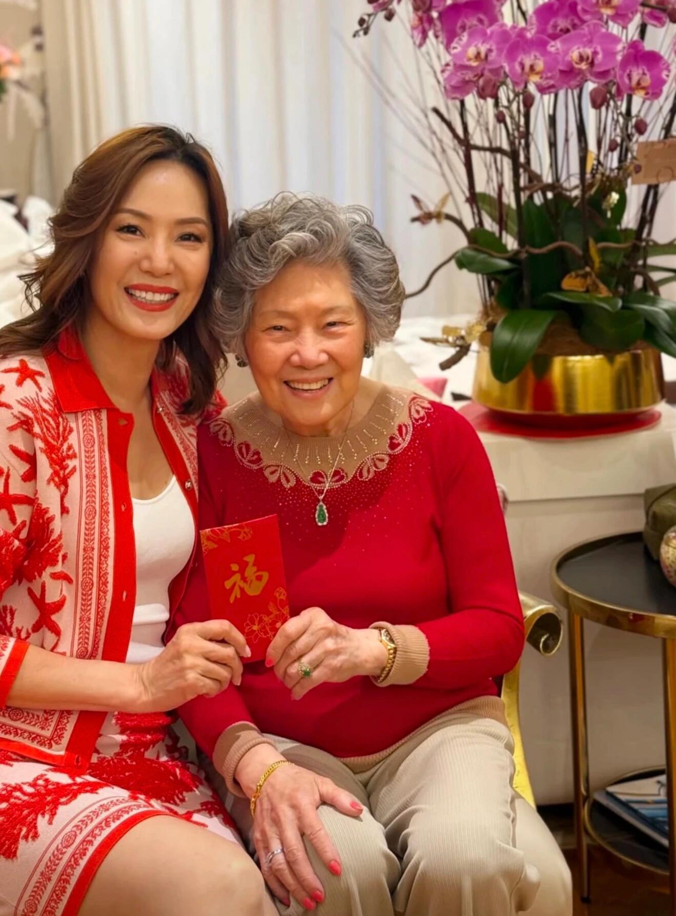 甄子丹为丈母娘亲生，全家合影拍照，儿女颜值好高❗️​​​