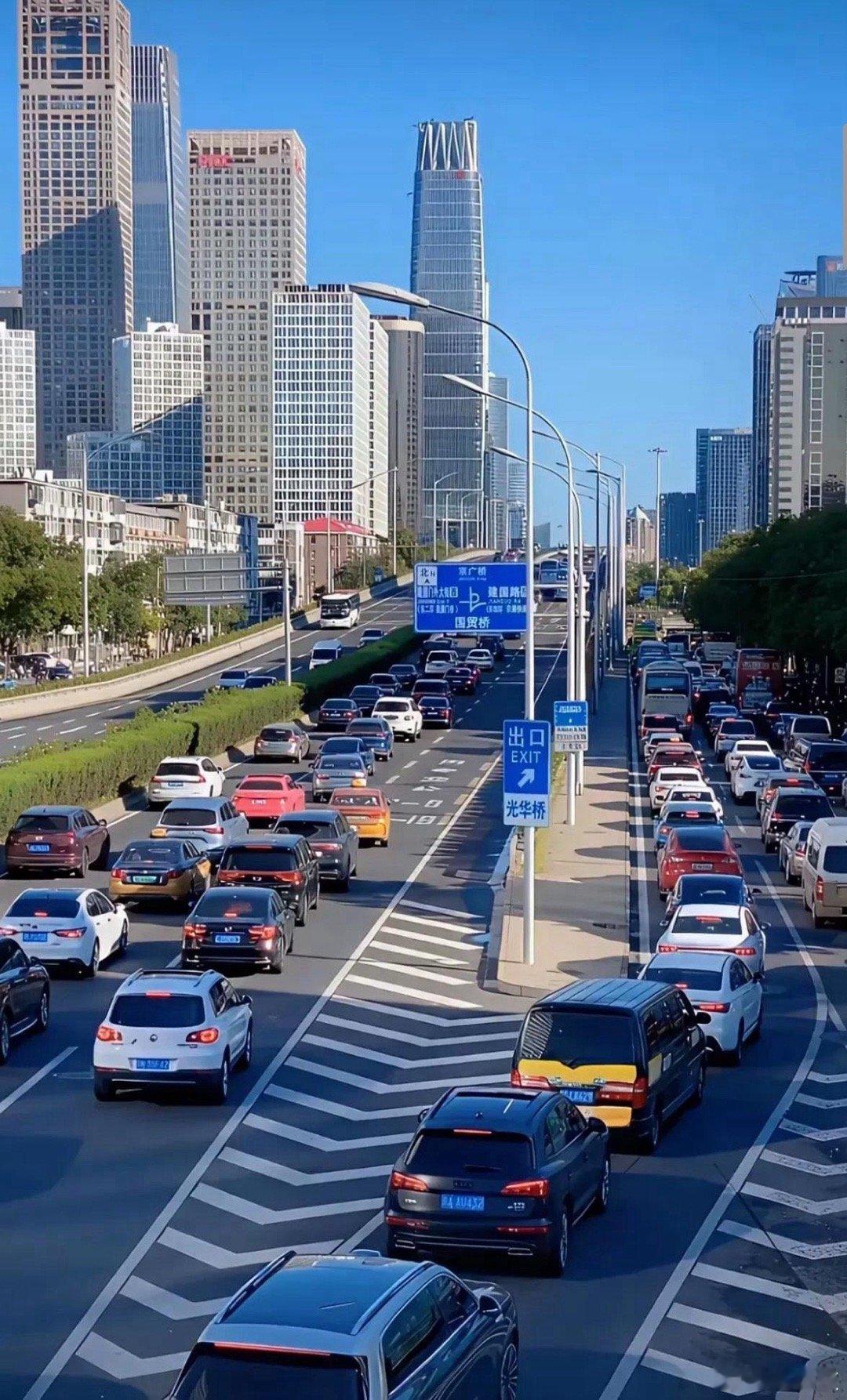 同样是上班高峰期，一个北京，一个鹤岗，感觉还是鹤岗活的滋润，你们觉得呢[思考]