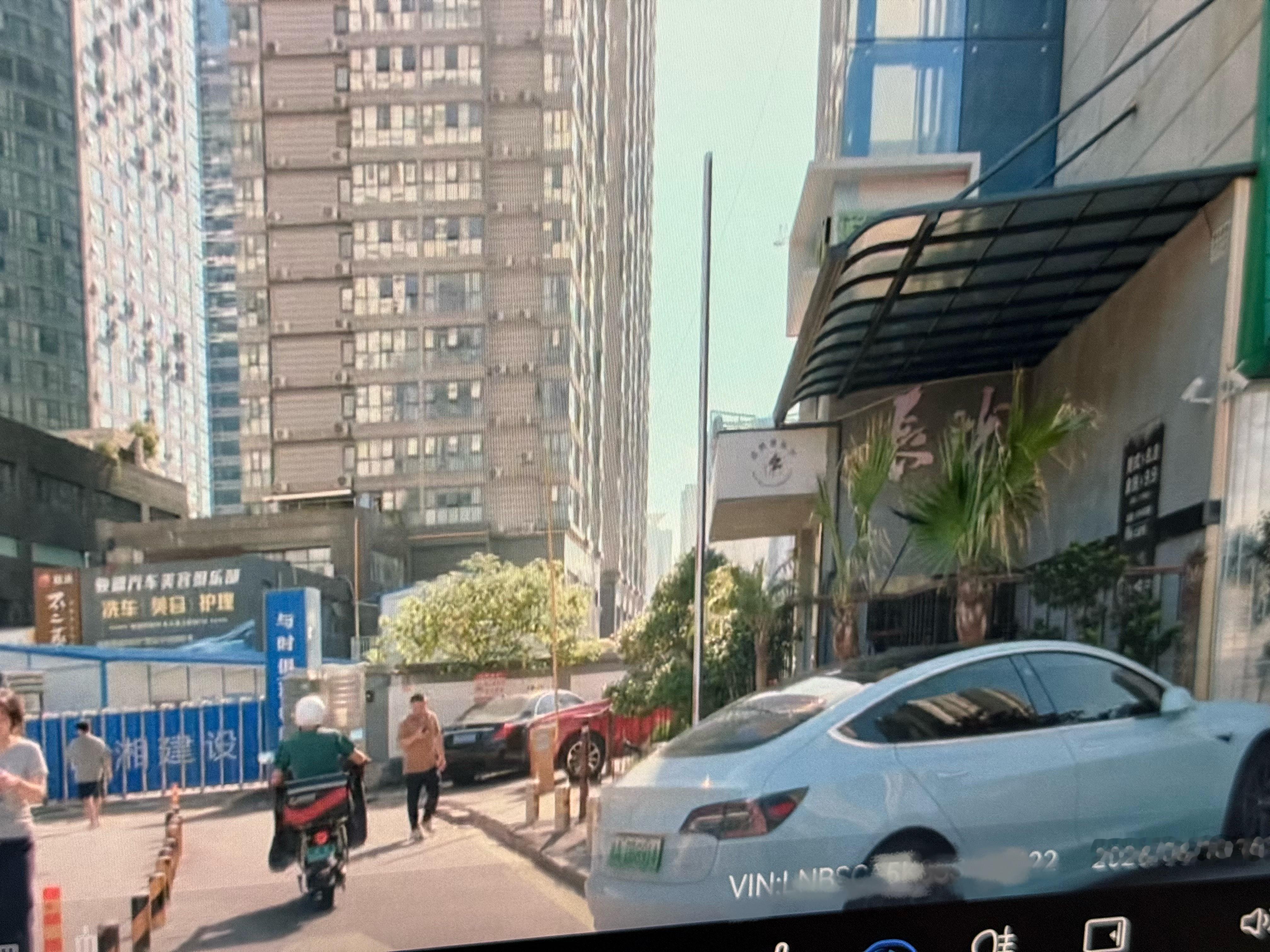 这些人停车，真的是自家客厅吗