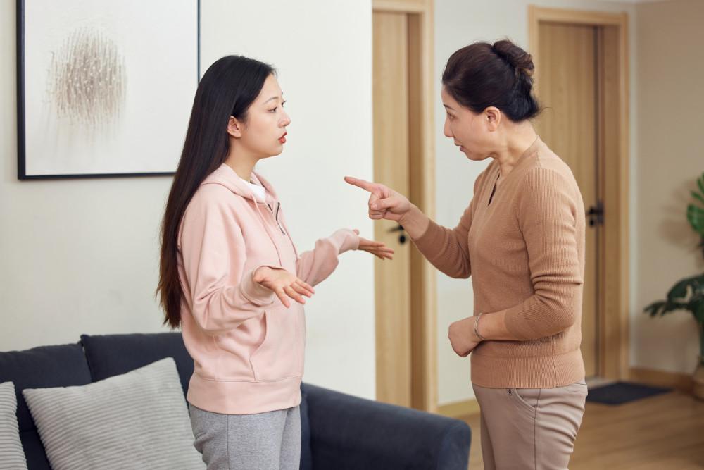 老婆宁离婚也不跟我妈住，我赌气同意，俩月后求复婚，她一句话我懵了我发小陈锋