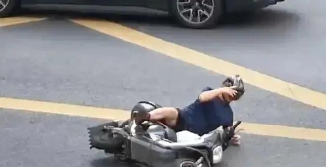 “千错万错也不能是我的错，机动车不能撞人”！交警：“你全责！”近日，上海一男子