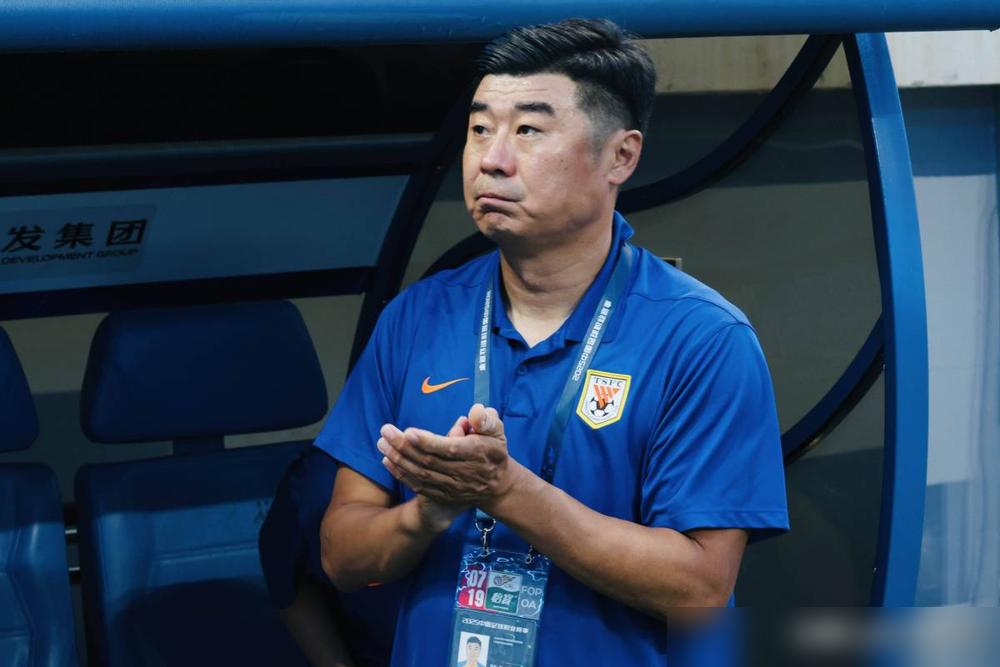 山东泰山队赢了球。3：0，大胜梅州客家。决定胜负的那个点球，主教练韩鹏没