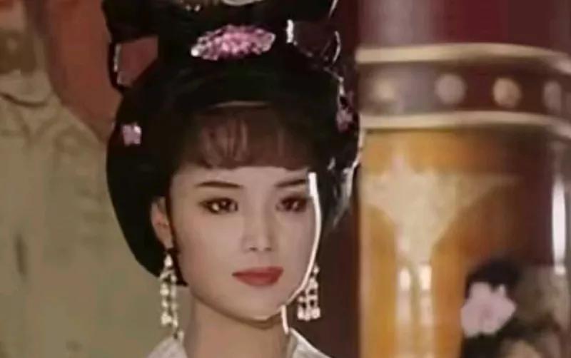 一日深夜，张昌宗趁武则天休息溜入上官婉儿房间。婉儿娇羞道：“若被陛下看见，我们就