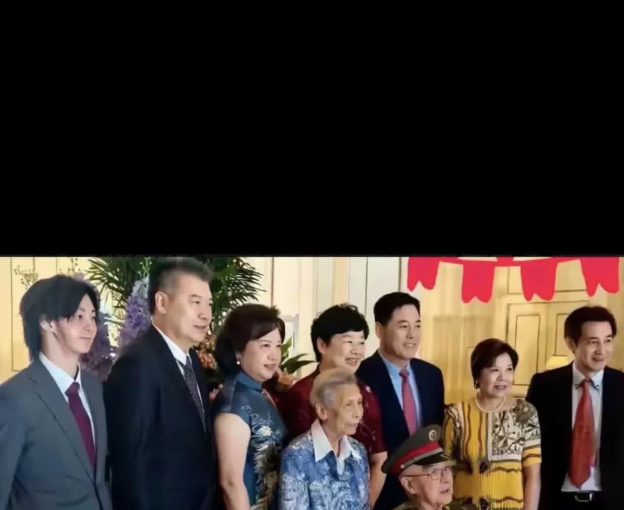 李隼亲家身份曝光！最牛掰的是女婿的爷爷，胸前挂满了军功章！这是李指导一家人