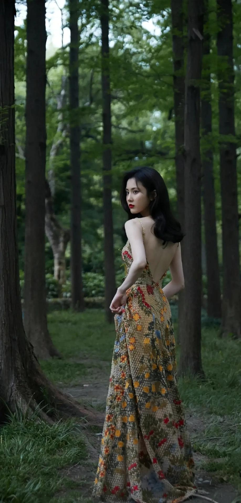 张慧雯张慧雯一个回眸的眼神，即带出悬疑片的故事感！