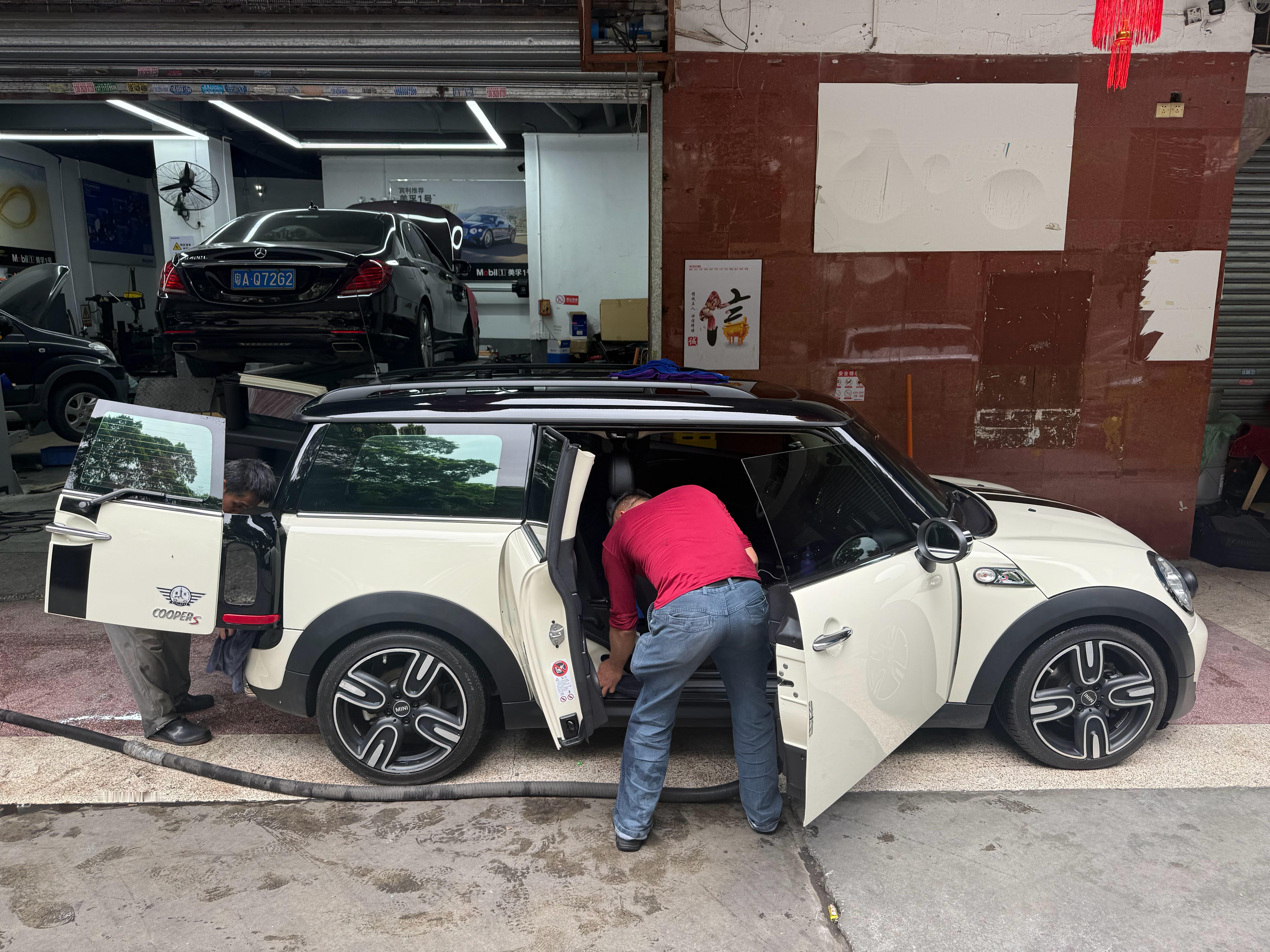 今天去洗车，又收获了一波围观。车子刚进洗车房，小哥他愣了一下：“哦，这门是对开的