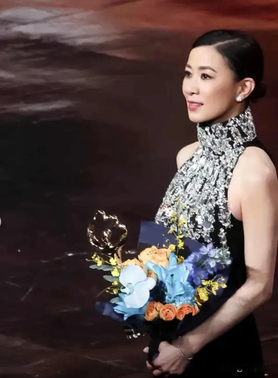 佘诗曼微博之夜这“一摔”，摔出了明星和普通人的共同痛点。领奖路上摔一跤，听着