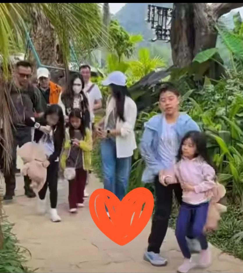 霍启刚再度引发热议！4月6日，霍启刚带三个孩子现身广西崇左，直接被网友偶遇