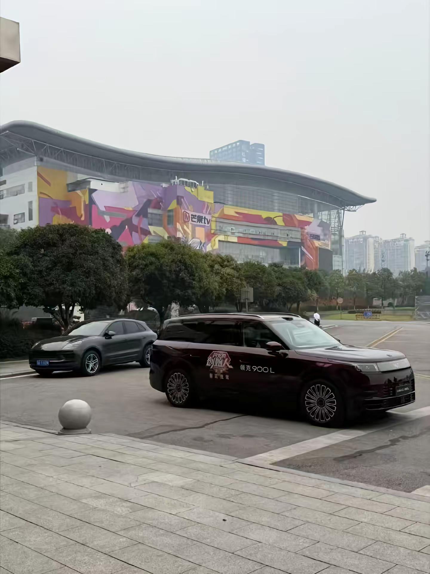 领克900L新车曝光。这款车可以说是领克900中期改款了。不过外观上还是延续了之前得设计风格。前脸造