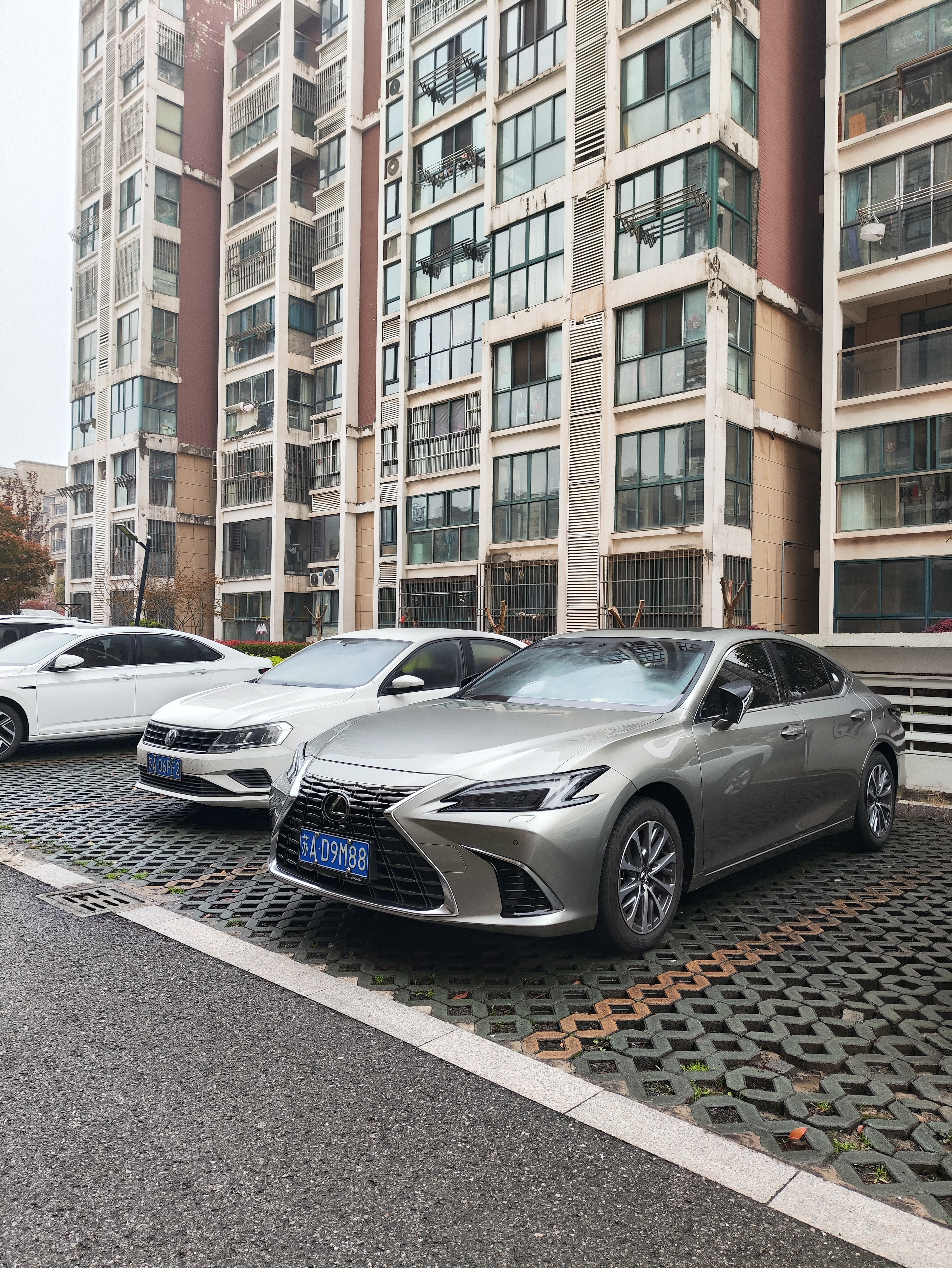 帅气沉稳又动感的雷克萨斯es，听说丰田要把它毁了所以人或组织都是从自己zs开始的