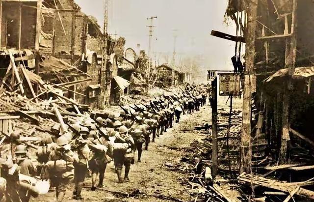 1942年初，蒋介石派人视察长沙会战的阵地，看见满山满谷都是日军尸体后，一个高参