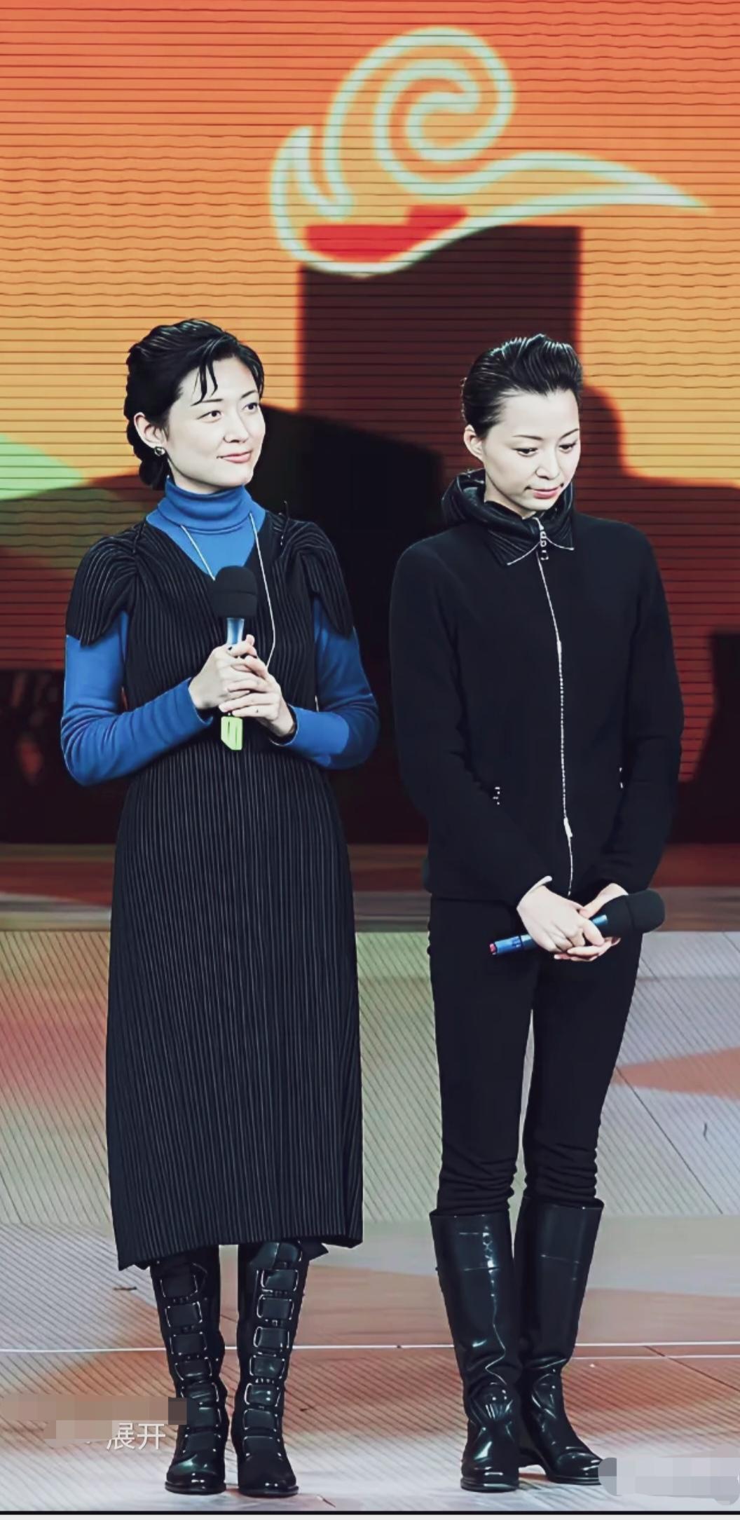 这张照片拍摄于央视春晚的彩排现场，这是彩排时的私服造型！周涛蓝色高领打底衫外搭
