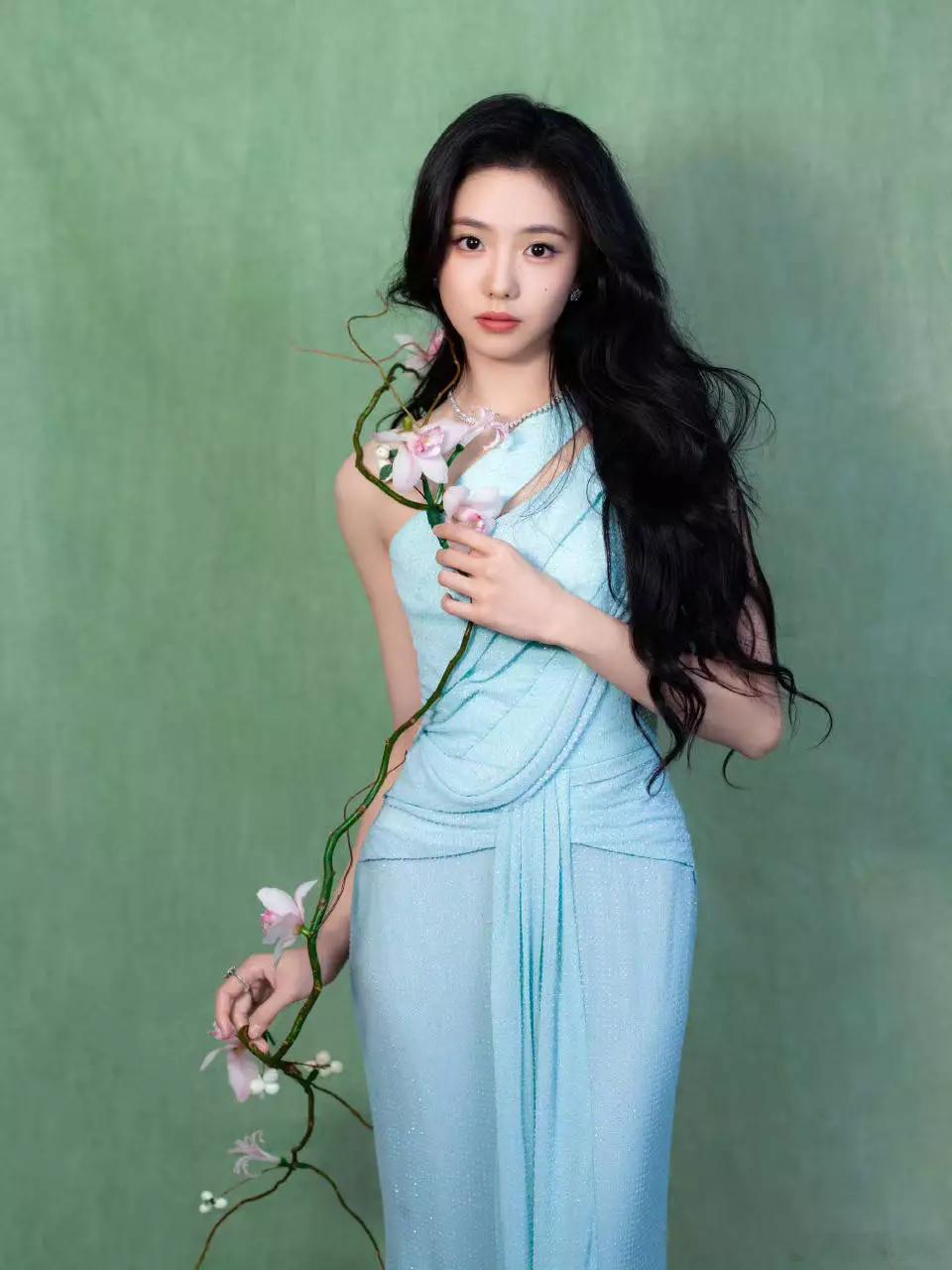 刘浩存一袭蓝裙清纯又甜美手持蝴蝶眼神灵动
