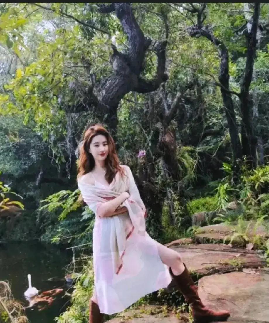 天这么热，她穿这个靴子，脚臭不臭啊