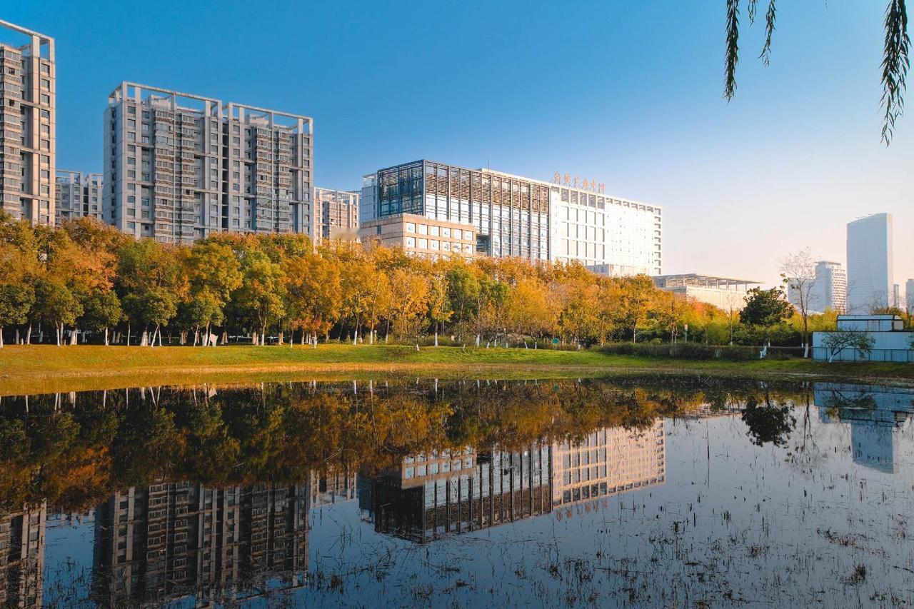 孩子在上学的时候认识了一个同学，这个同学的成绩不好，人品也不咋地，经常爱撒谎，家